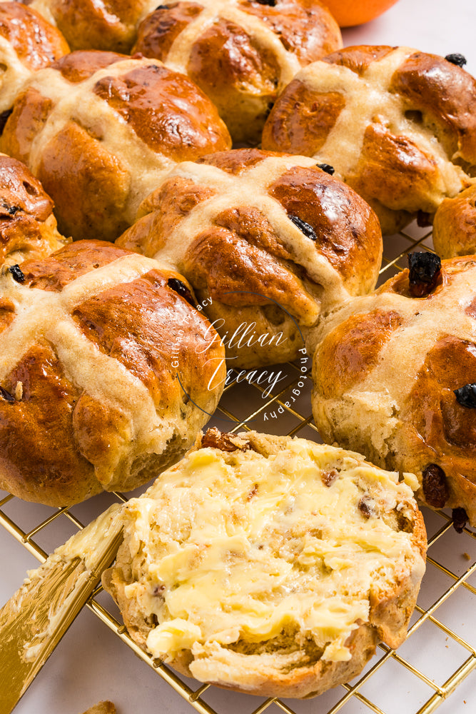 Hot Cross Buns with Cinnamon and  Sweet Ginger