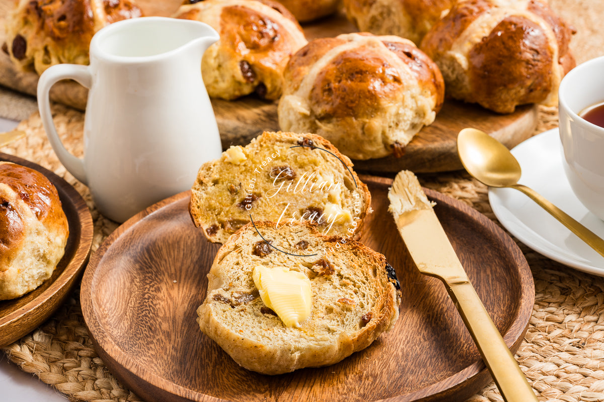 Hot Cross Buns with Cinnamon and  Sweet Ginger